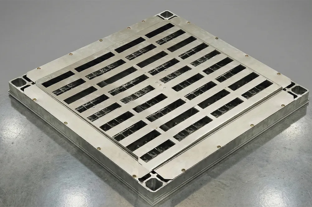 3. อุปกรณ์ปรับปริมาณลม (Aluminum Damper): ติดตั้งใต้แผ่นตะแกรง (Grating) เพื่อควบคุมทิศทางและปริมาณลม (Airflow) ในห้อง Cleanroom และ Data Center