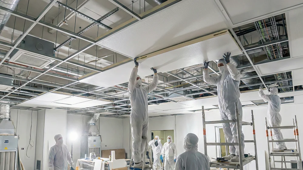 ทีมวิศวกรติดตั้งแผ่นเพดาน Isowall ในห้องสะอาดมาตรฐานสากล