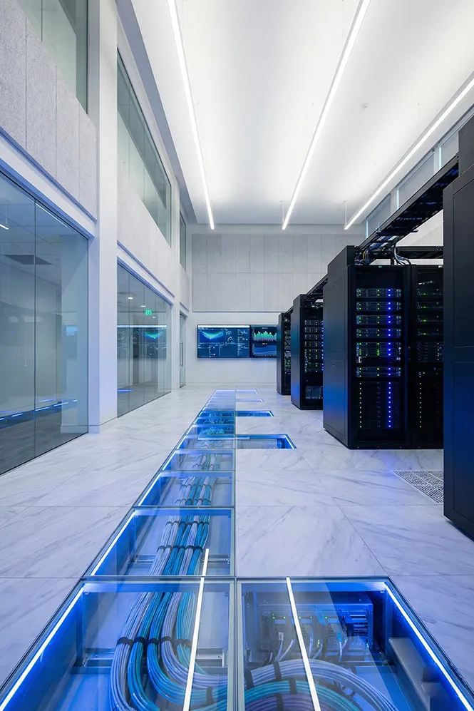 ออกแบบติดตั้งระบบพื้นยกห้อง Server และ Data Center พร้อมระบบจัดการสายเคเบิลใต้พื้น เพื่อการระบายความร้อนที่มีประสิทธิภาพ