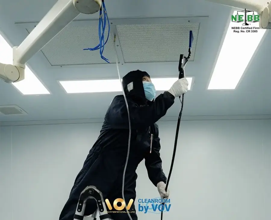 ทีม VOV International กำลังทดสอบรั่วไหลของ HEPA Filter (Filter Leak Test) ในห้องคลีนรูม ตามมาตรฐาน NEBB